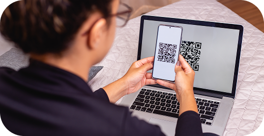 Mulher em casa com livro