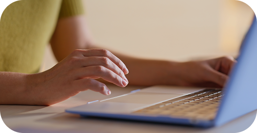Mulher em casa com livro